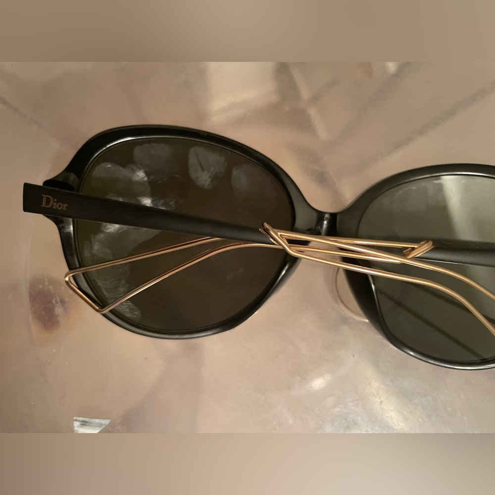 Black Dior sun glasses